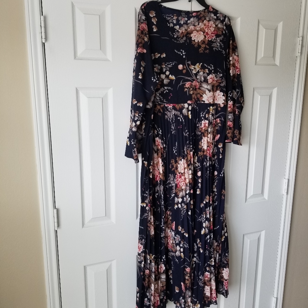 Floral Print/Pleated Maxi Dress